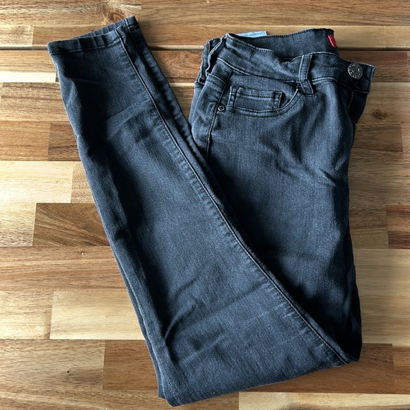 Dark wash guess jeans sz27 - Picture 3 of 3
